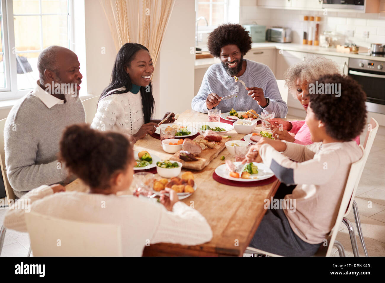 Multi-Generation gemischten Rennen Familie ihren Sonntag zusammen zu Abend essen zu Hause, Erhöhte Ansicht Stockfoto