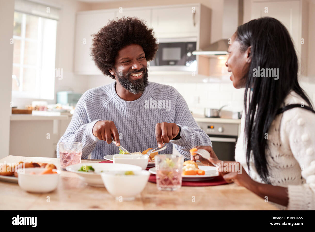 Gerne schwarz Paar beim Essen ihren Sonntag Abendessen zusammen zu Hause, in der Nähe Stockfoto