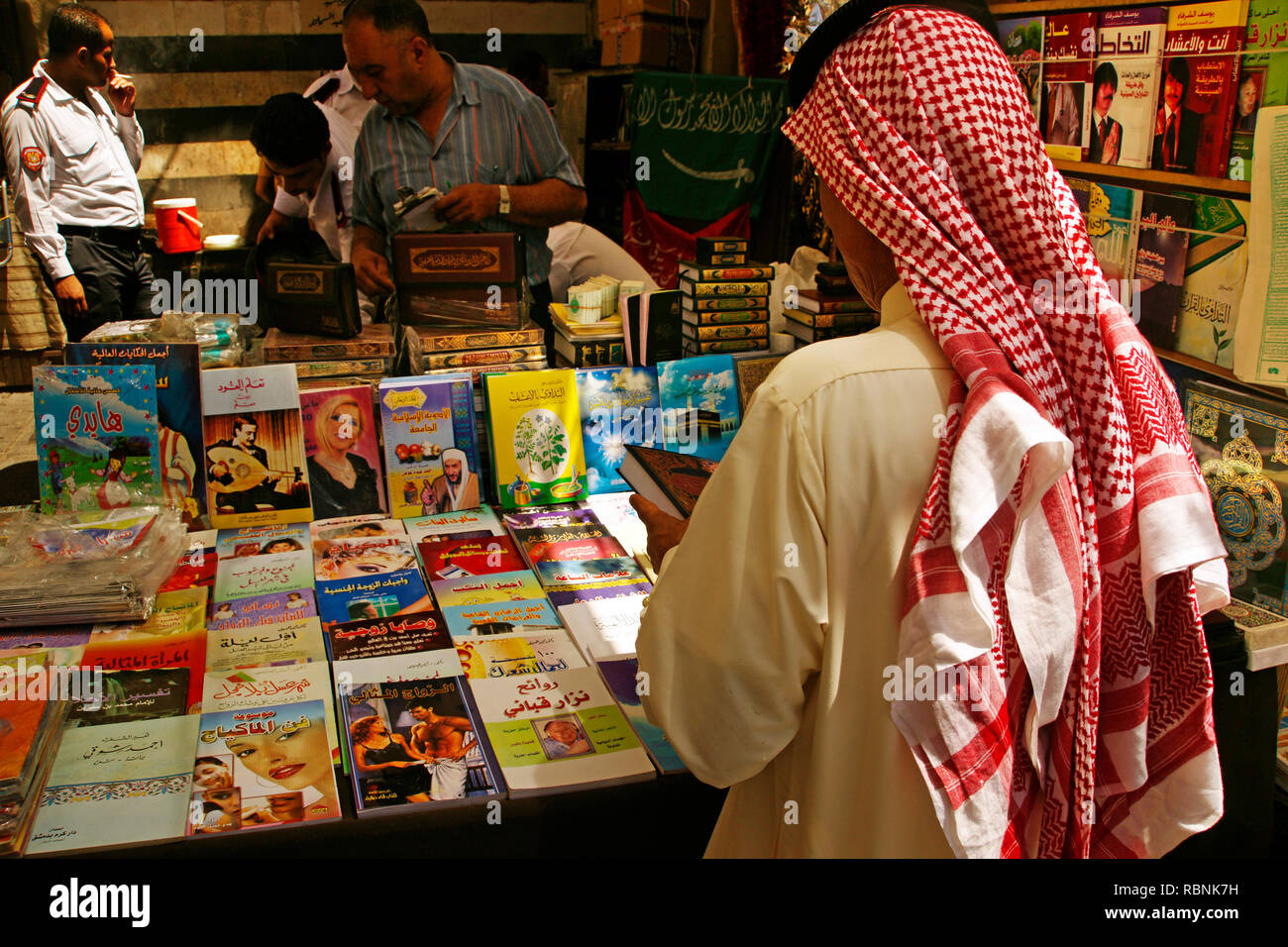 Bücher stehen im Souk Hamidiyé, Damaskus. Syrien, Naher Osten Stockfoto