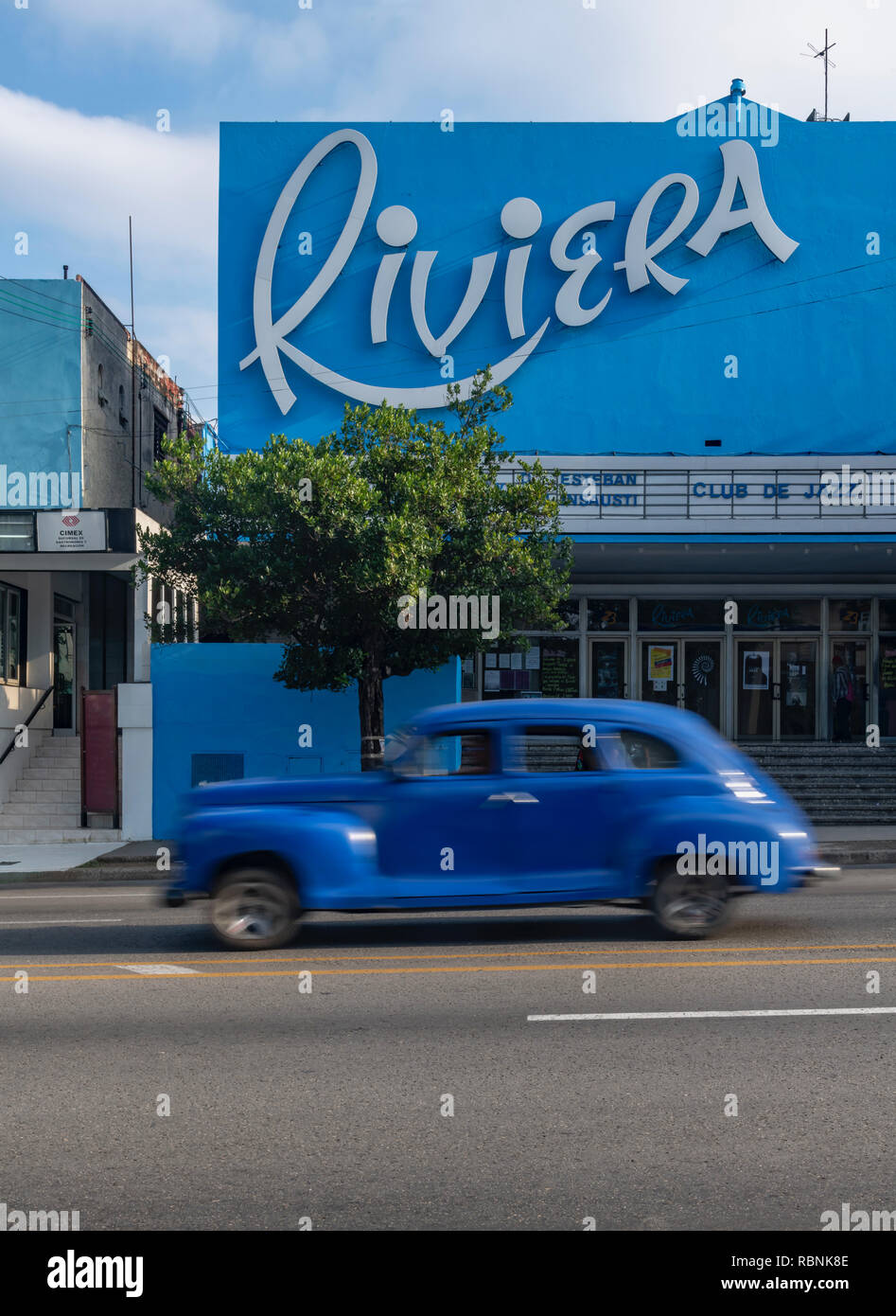 Alte amerikanische Auto beschleunigt Vergangenheit der Riviera Kino in Havanna, Kuba Stockfoto