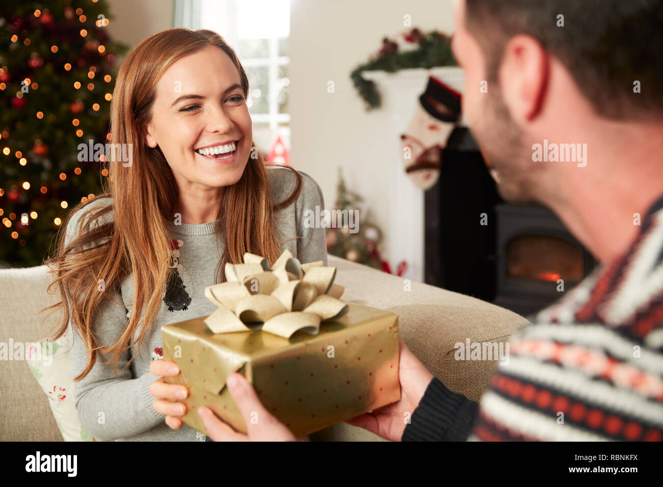 Ältere Eltern von Erwachsenen Nachkommen begrüßt, wie Sie ankommen zu Besuch am Weihnachtstag Stockfoto