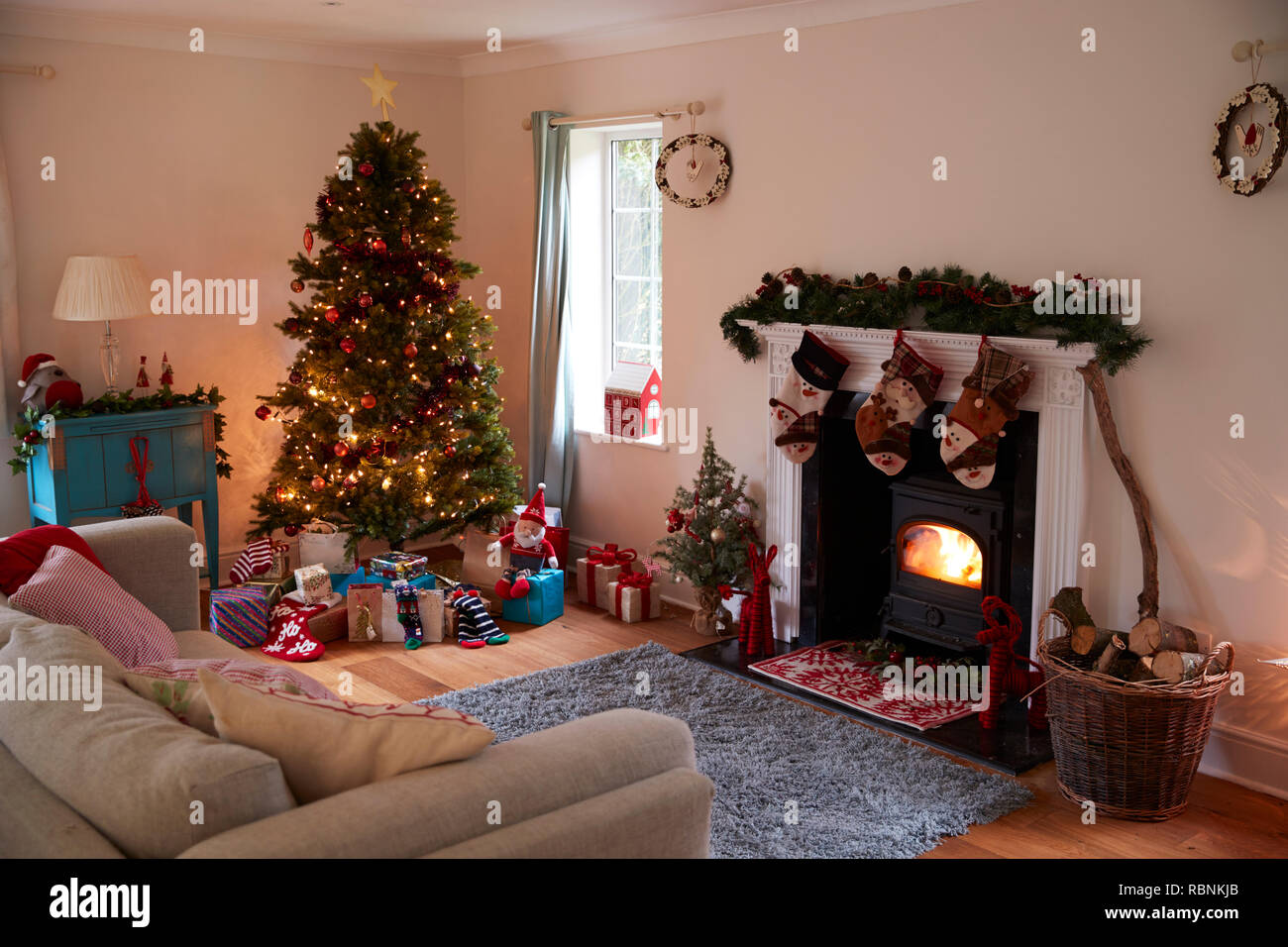 Lounge für Weihnachten dekoriert mit Baum und präsentiert Stockfoto