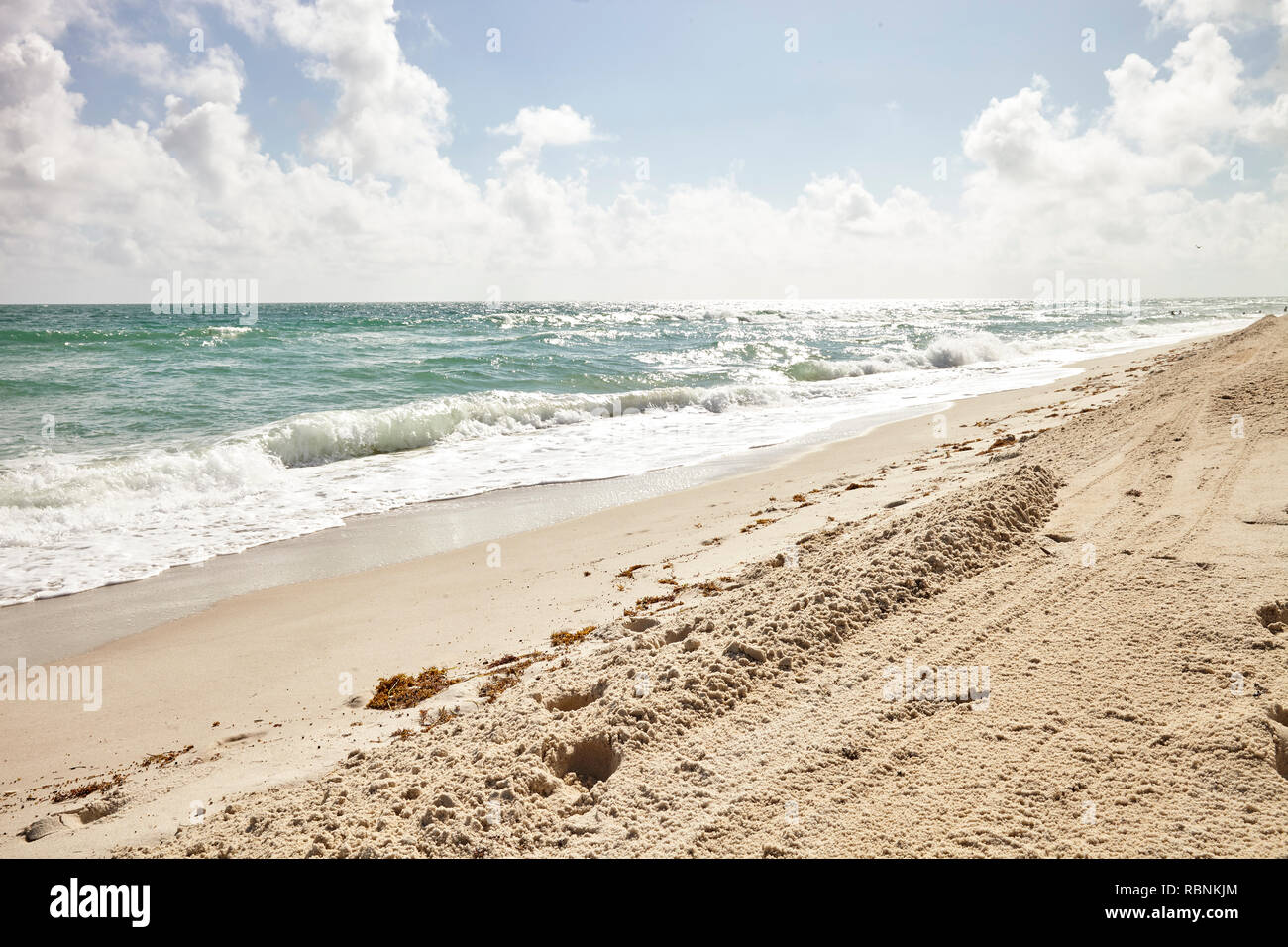 Ocean Waves auf leeren Sandstrand spanischen Strand brechen Stockfoto