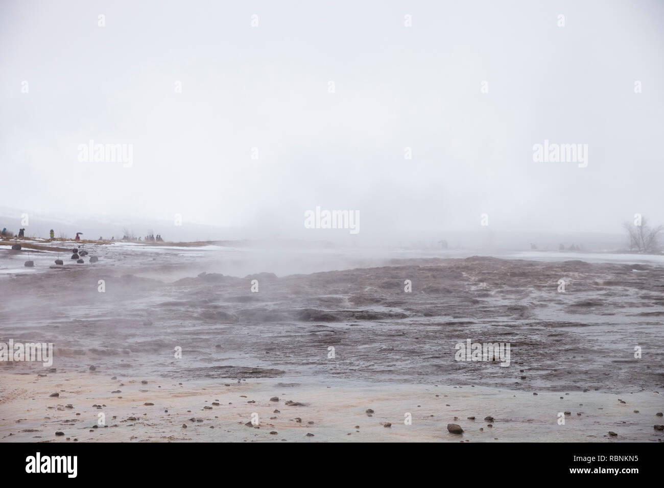 Touristen, die dampfende geothermische Pools in Island Stockfoto