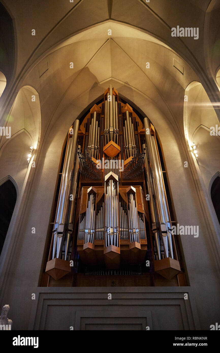Orgel der Kirche Hallgrimskirkja in Reykjavik. Stockfoto