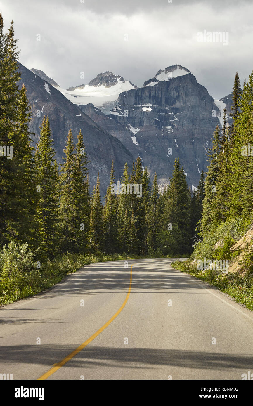 Land straße durch bewaldete Tal zwischen Bergen in Alaska Stockfoto