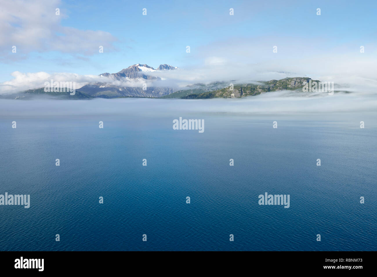 Berge und See in Alaska im Nebel Stockfoto