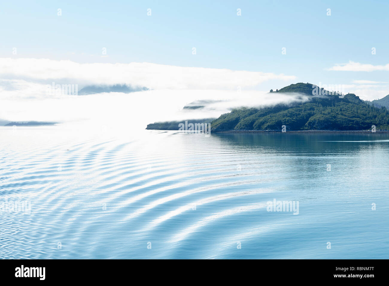 Berge und See in Alaska im Nebel Stockfoto