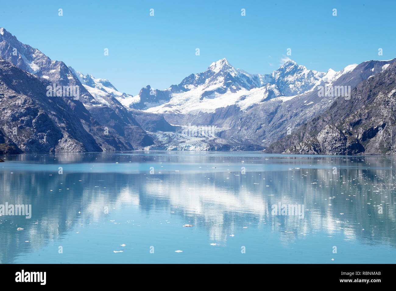 Gletscher fließt in See in Alaska, USA Stockfoto