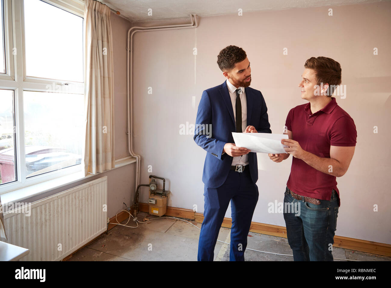 Männliche Erstkäufer bei Haus Umfrage mit Realtor Stockfoto