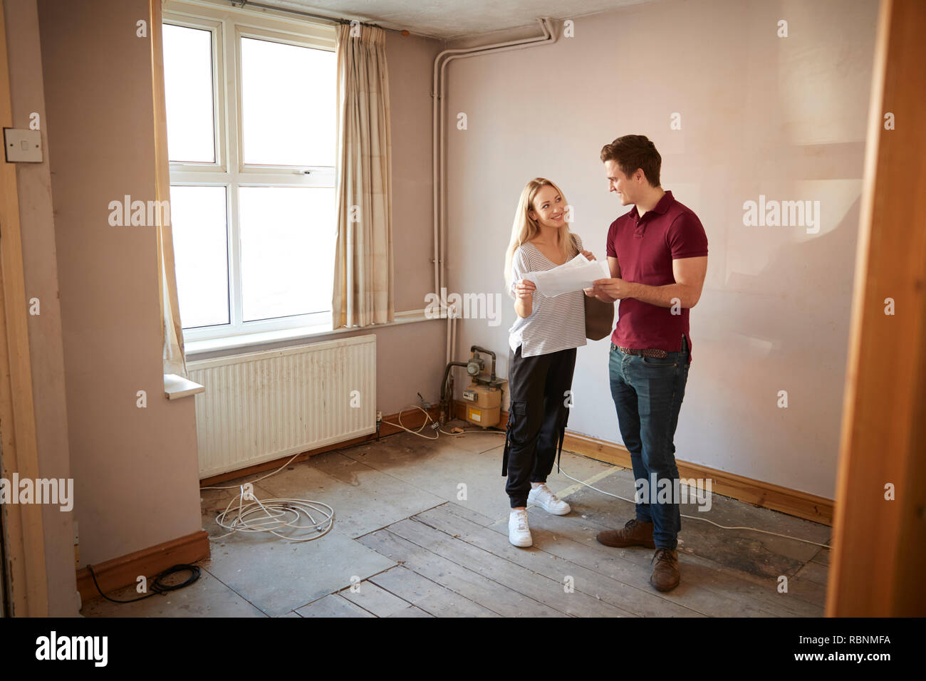 Paar Kauf Haus zum ersten Mal im Haus Im Zimmer renoviert werden Stockfoto