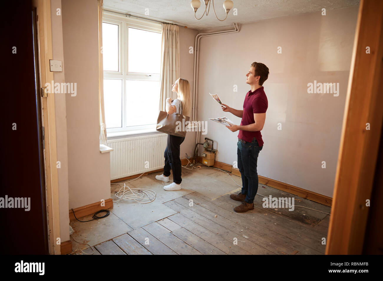 Paar Kauf Haus zum ersten Mal im Haus Im Zimmer renoviert werden Stockfoto