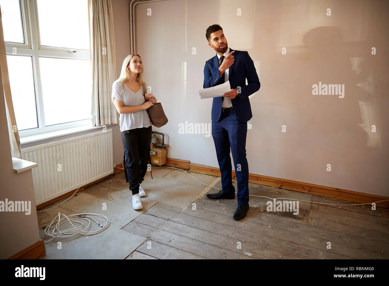 Weibliche Erstkäufer bei Haus Umfrage mit Realtor Stockfoto