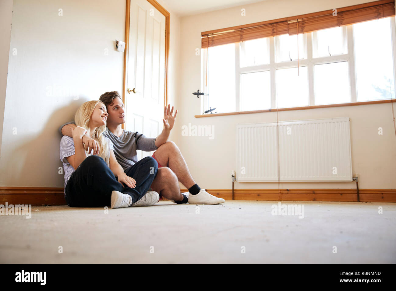 Paar auf Fußboden im leeren Raum der neuen Home Planung Design Stockfoto