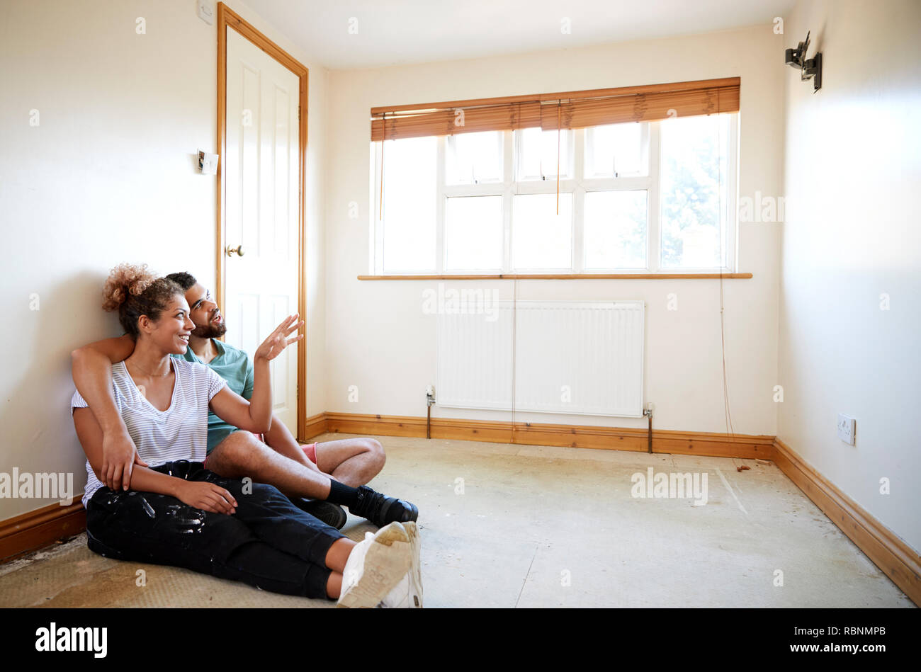 Paar auf Fußboden im leeren Raum der neuen Home Planung Design Stockfoto