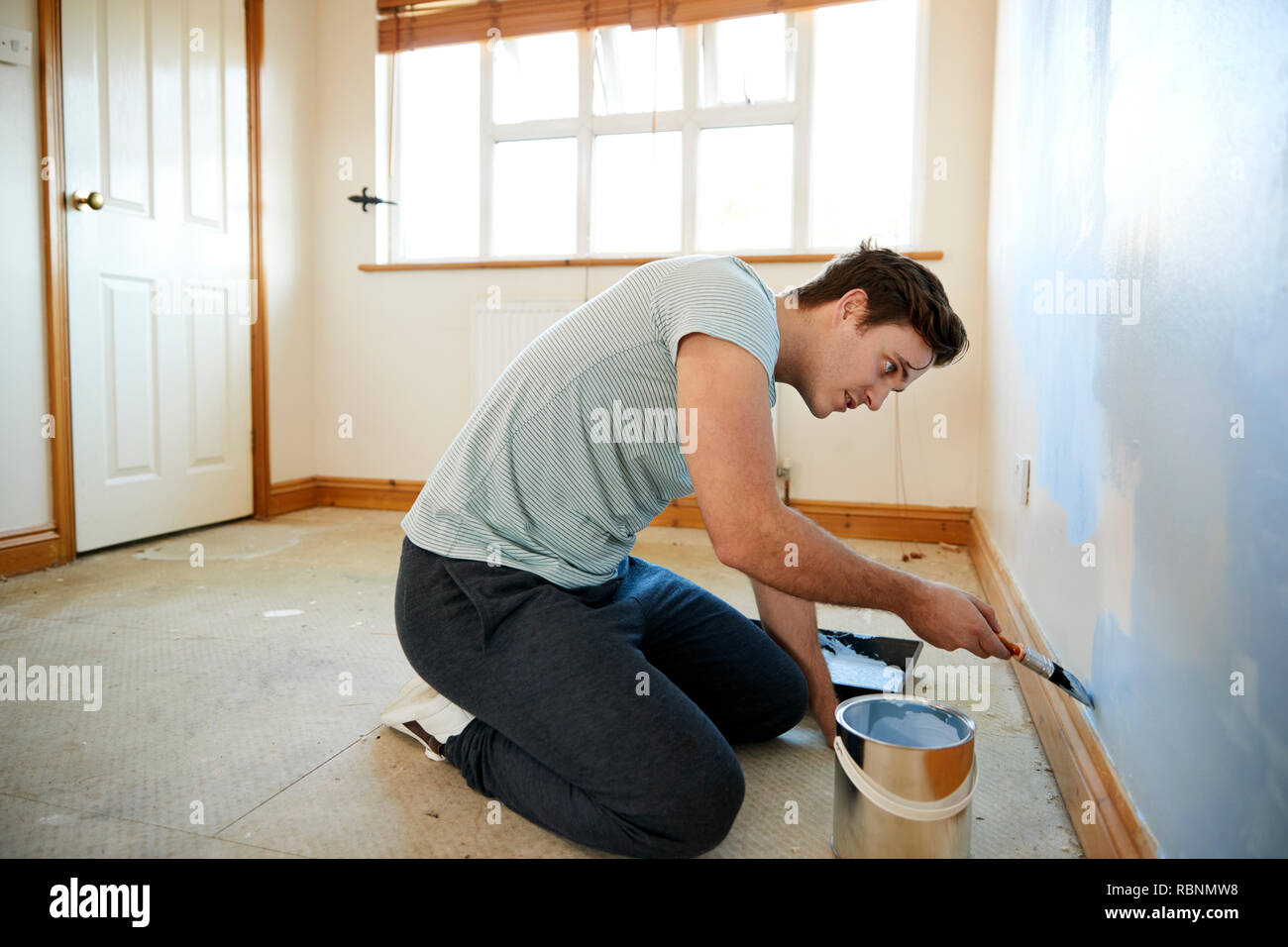 Man dekorieren Zimmer im neuen Haus Malerei Wand Stockfoto