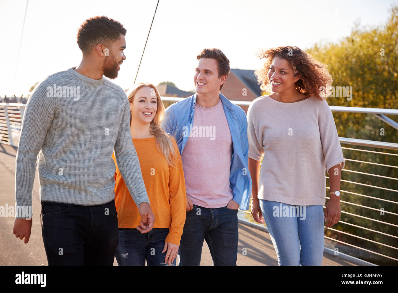 Gruppe von jungen Freunden, die über Stadt Brücke Zusammen Stockfoto