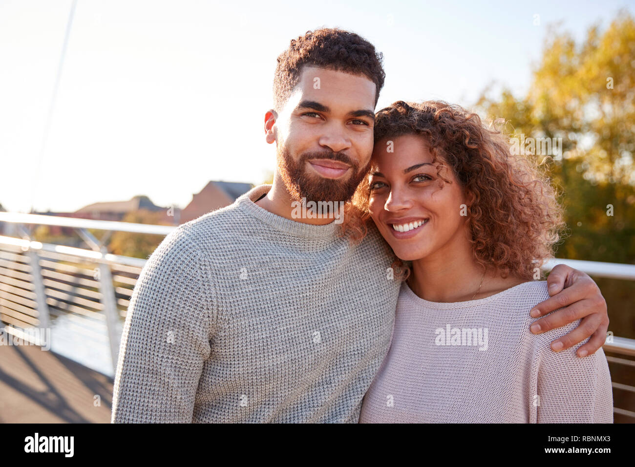 Porträt des jungen Paares, die über Stadt Brücke Zusammen Stockfoto