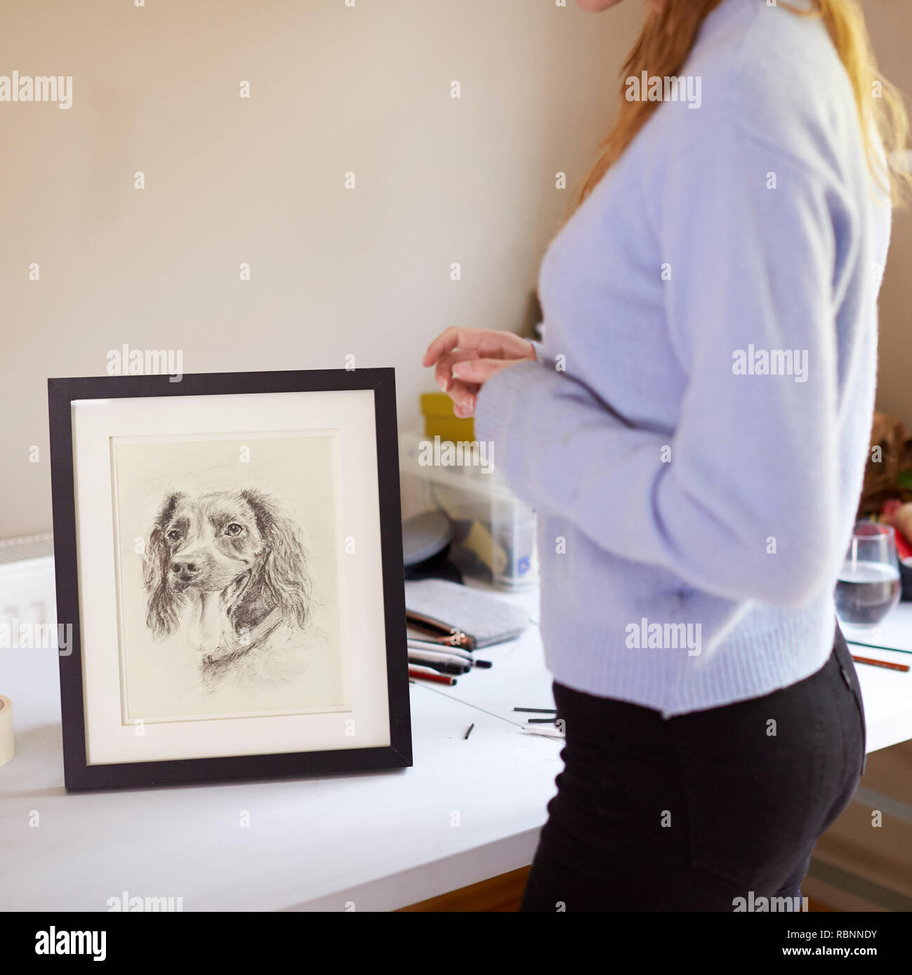In der Nähe der weiblichen Teenager Künstler Framing Kohlezeichnung Hund im Studio Stockfoto