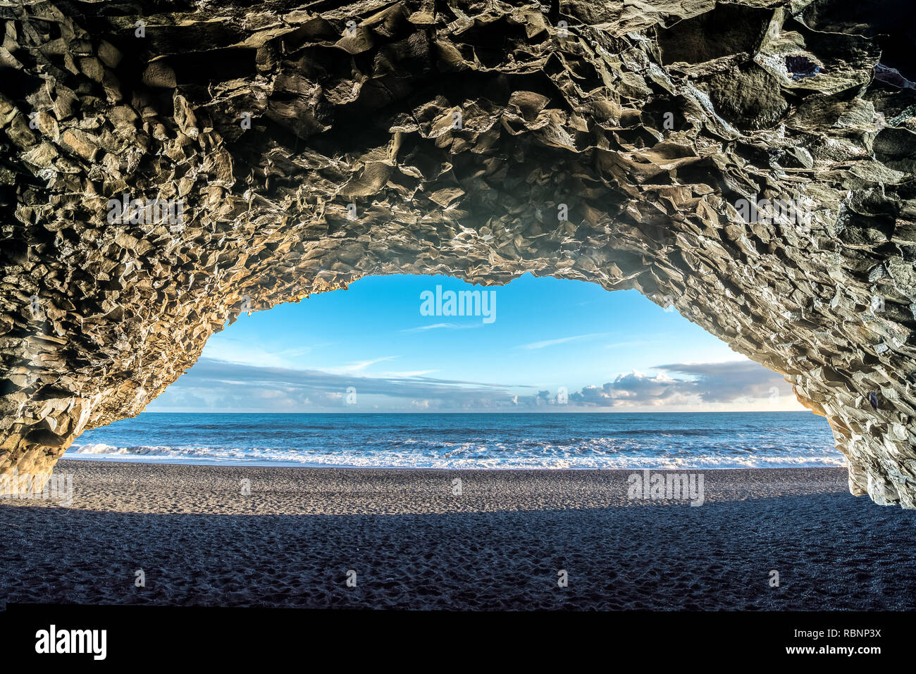 Blick aus einem basaltfelsen Höhle in den Ozean Stockfoto