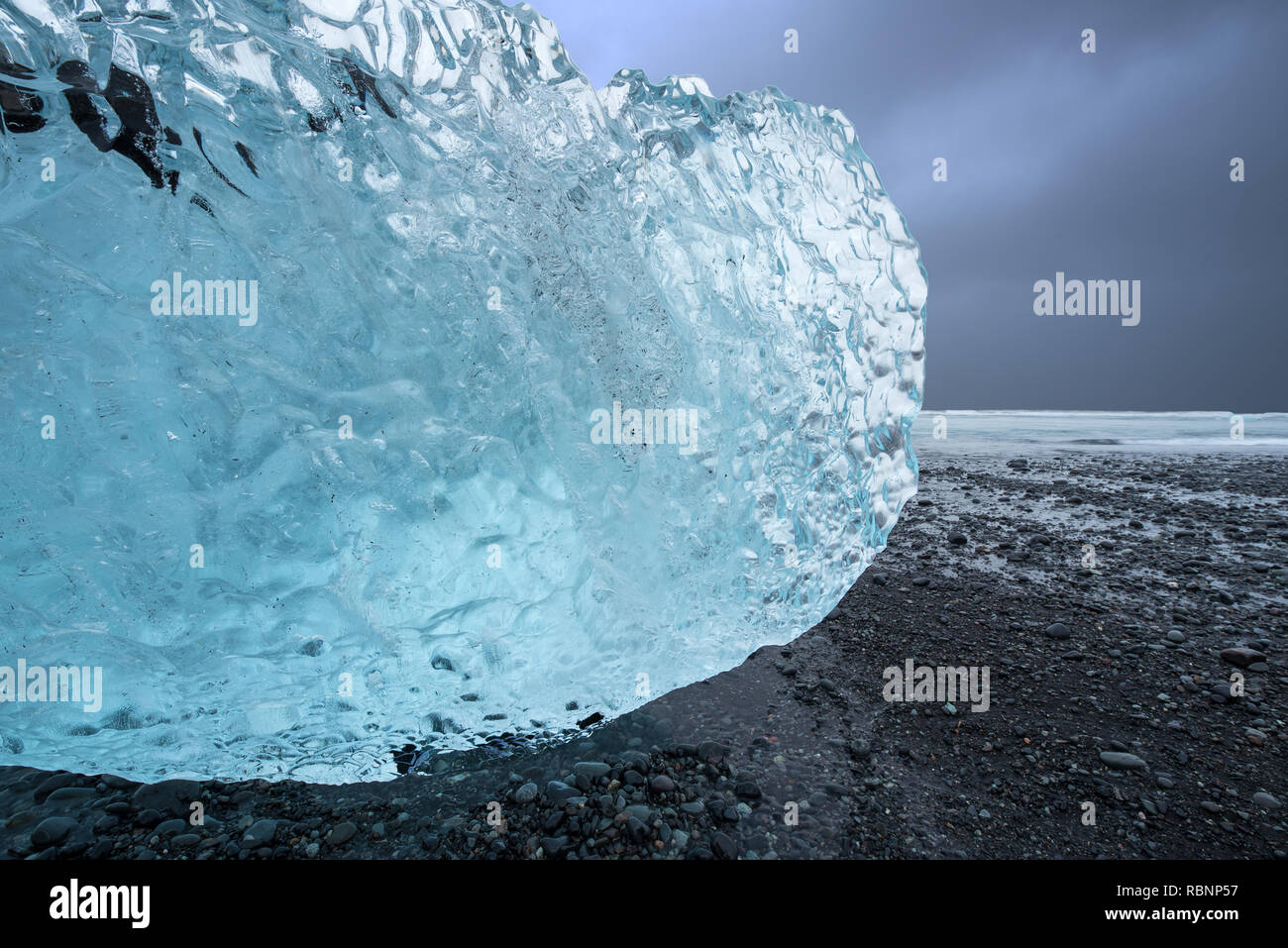 Die Bildung von Eis am Strand mit Blick auf das Meer im Hintergrund Stockfoto