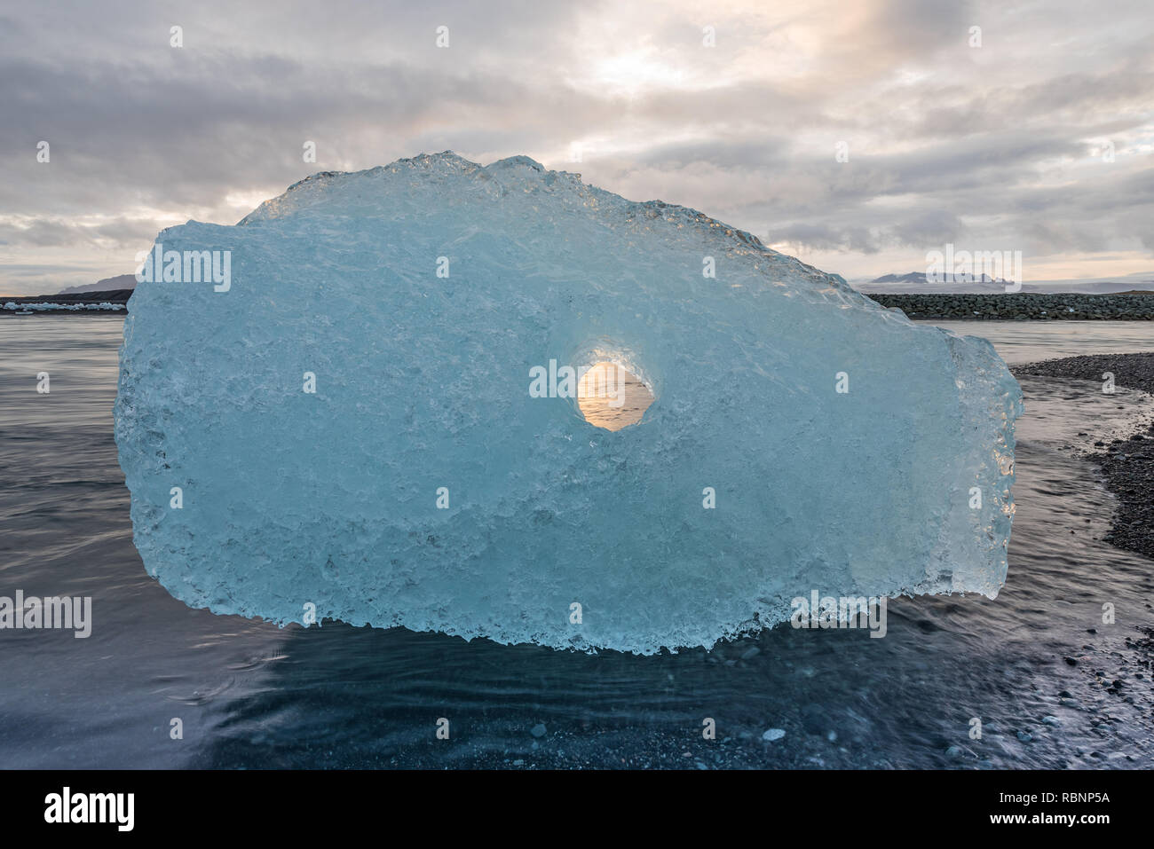 Eisberg mit Loch im Ozean Stockfoto