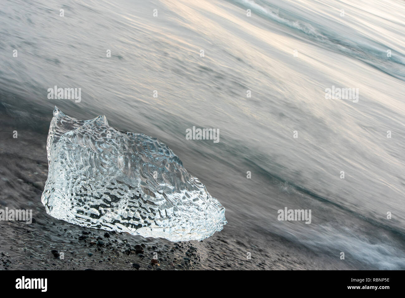 Die Bildung von Eis am Strand mit Blick auf das Meer im Hintergrund Stockfoto