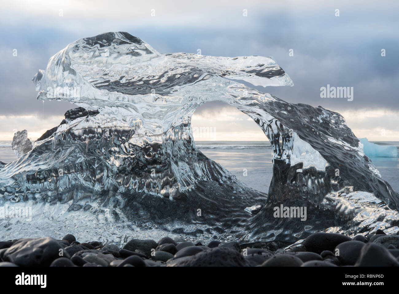 Großer, transparenter Eisberg mit Fenster auf den Pcean Stockfoto