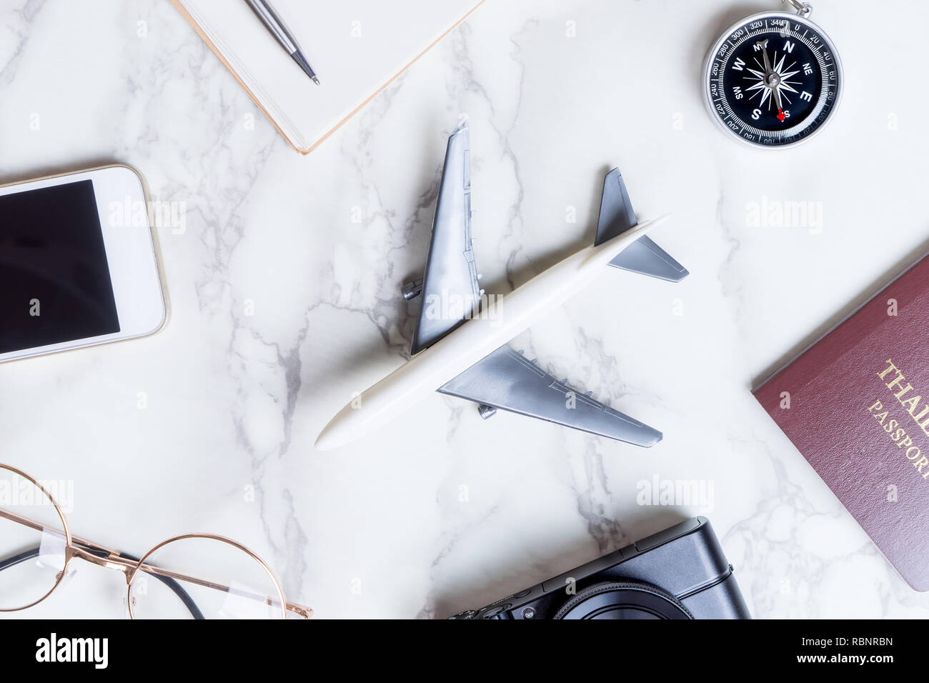 Flugzeug mit Reise Zubehör auf Marmor Oberfläche Stockfoto