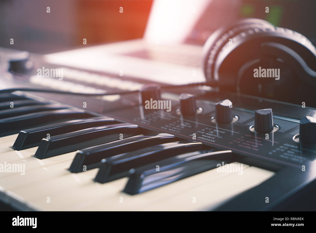 Keyboard Synthesizer in Computer Studio einrichten Stockfoto