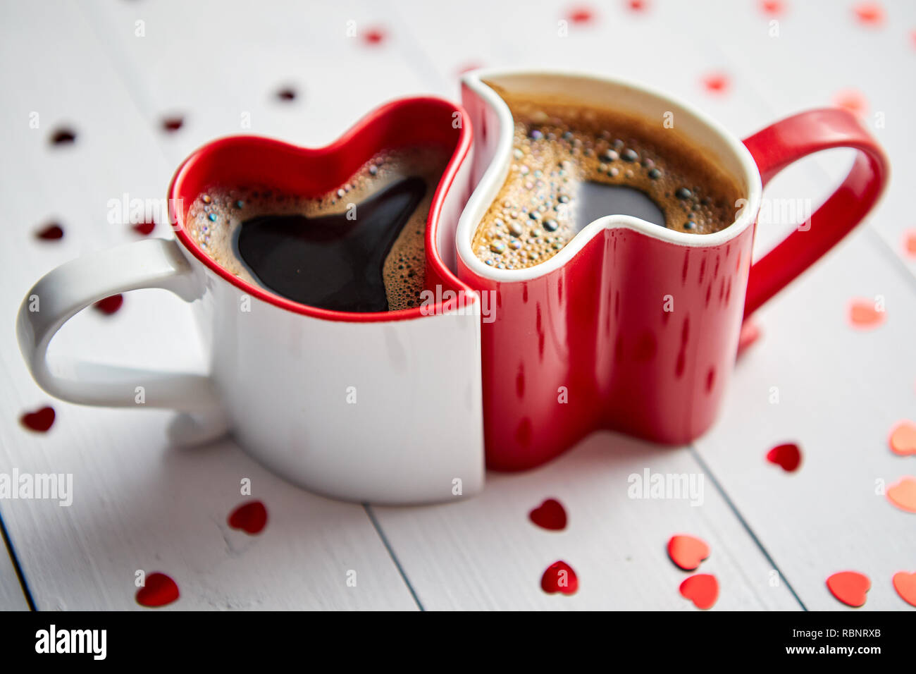 Zwei herzförmigen Kaffeetassen conected mit einander. Stockfoto