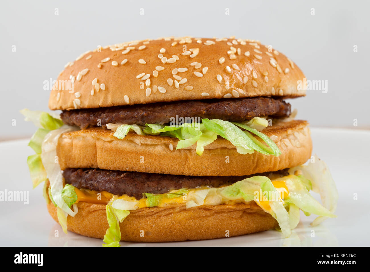 In Der Nahe Bild Von Einem Leckeren Double Cheeseburger Mit Rindfleisch Cheddar Salat In Einem Sesambrotchen Stockfotografie Alamy