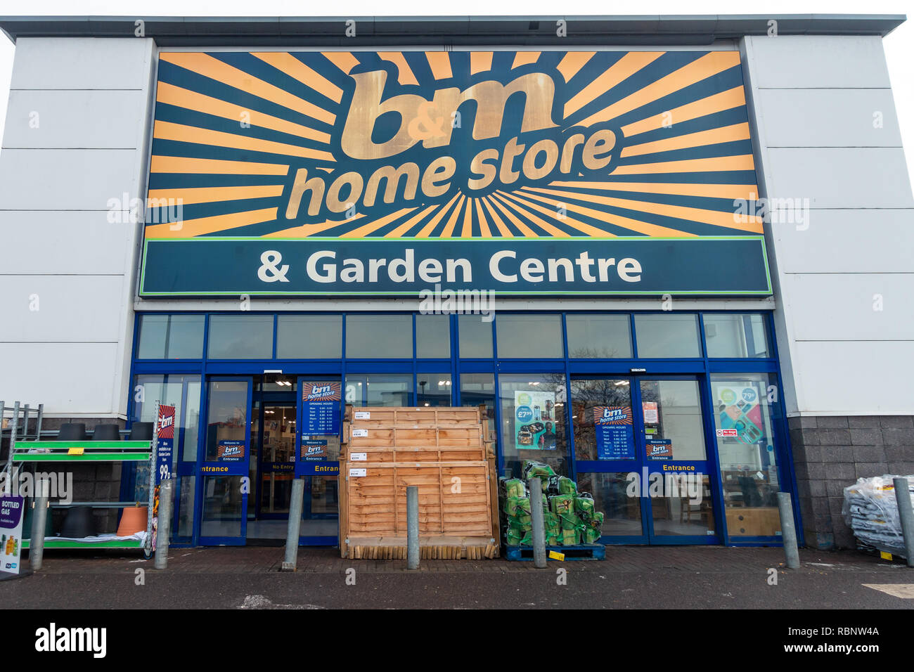 B M Retail Home Store Shopping Business Kundeneingang unter massivem Markenlogo im Lakeside Retail Park West Thurrock Essex England UK Stockfotografie Alamy
