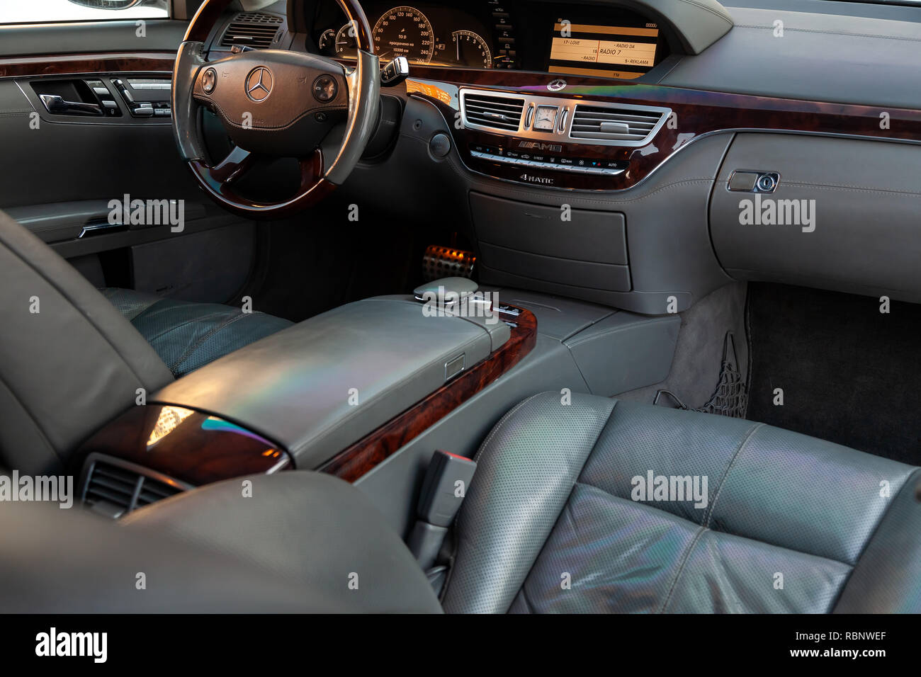 Nowosibirsk, Russland - 08.01.2018: Das Innere eines teuren Business class Auto innen die Vordersitze des Original perforiertes Leder, der zentralen Co Stockfoto