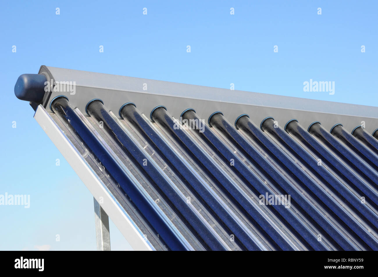 Solare Warmwasserbereitung (SWH) Systeme mit Solarzellen, Sammler, zu ihrem Dach ausgestattet. Sonnenkollektoren mit Staub zu reinigen. Energie ef Stockfoto