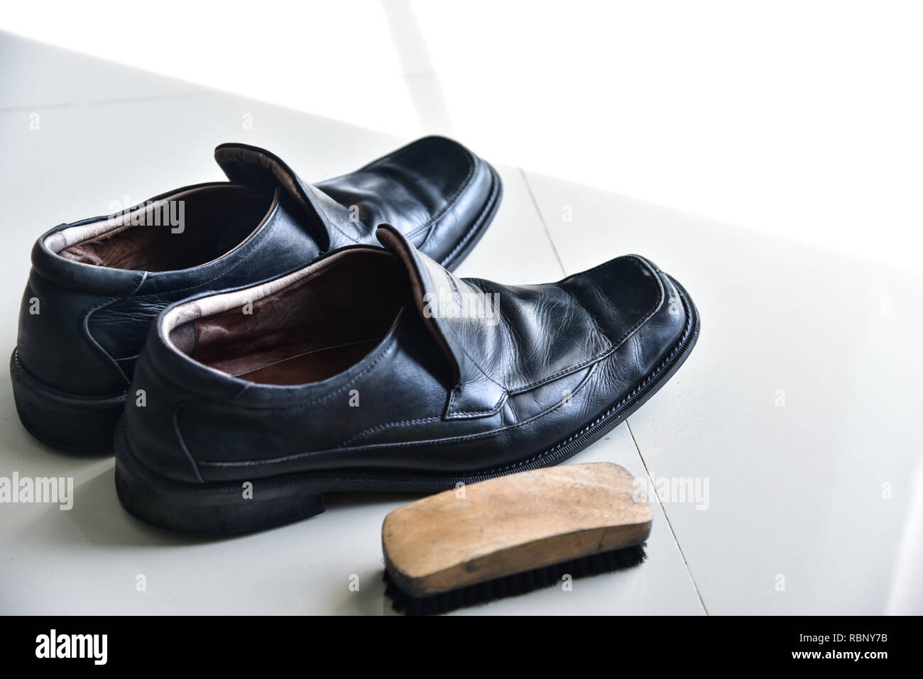 Sauber Scrubber Schuhe aus Leder Stockfoto