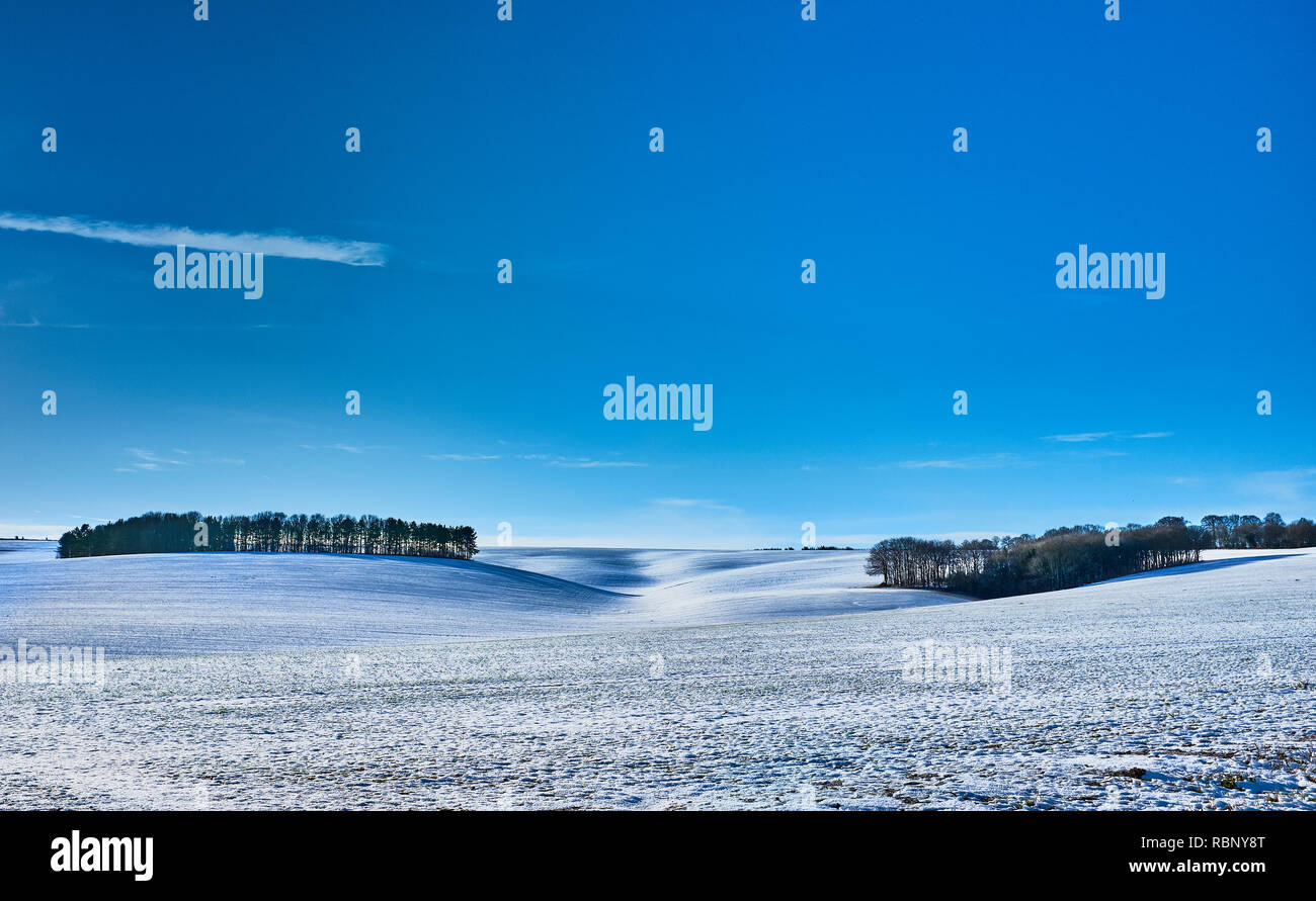 Die Berkshire Downs aus der Höhenweg in der Nähe von Wantage genommen an einem Wintertag mit den Feldern, die im Schnee mit einem klaren blauen Himmel, England, UK abgedeckt Stockfoto