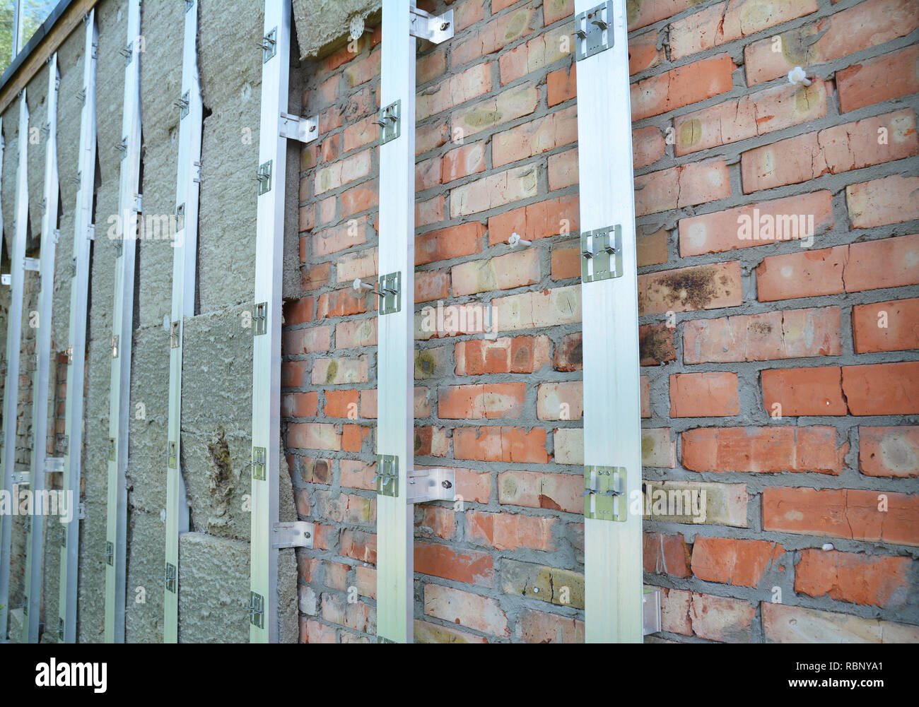 Brick House wand Reparatur- und Steinwolle oder Mineralwolle Dämmung. Außenwanddämmung - Energie sparen. Stockfoto