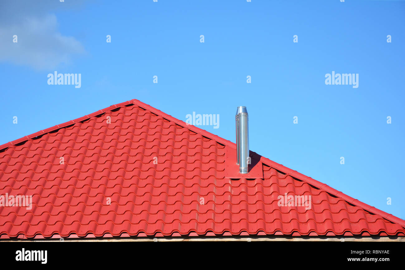 Metall modulare Schornstein mit rote Metall haus dach. Koaxial Schornstein für Gas Kessel ist eine neue technische Lösung. Stockfoto
