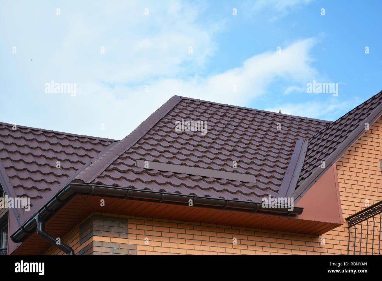 Haus Problembereiche für Regenrinne Abdichtung. Dachrinnen, Dachrinnen, Metalldach, Kunststoff Dachrinnen, Regenrinne und Drainage. Dach- Konstruktion. Stockfoto
