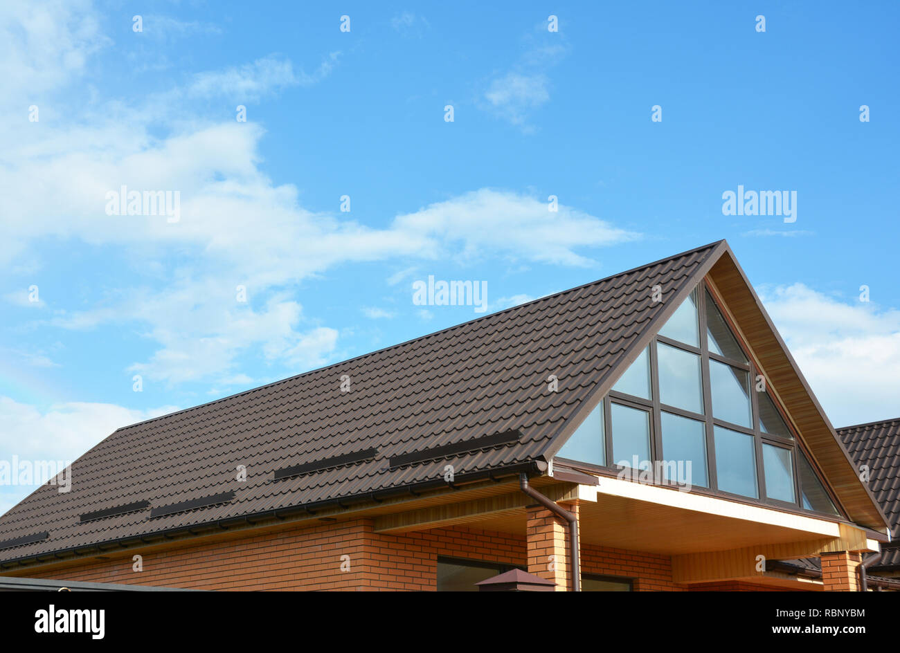 Gebäude hew Haus mit schönen Dach Fenster, Oberlichter. Dach- konstruktion. Stockfoto