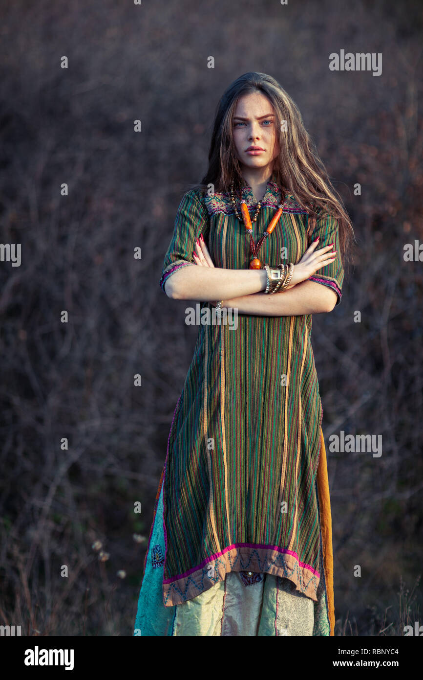 Schönen hippie Frau bei Sonnenuntergang im Freien. Gekreuzte Arme Stockfoto