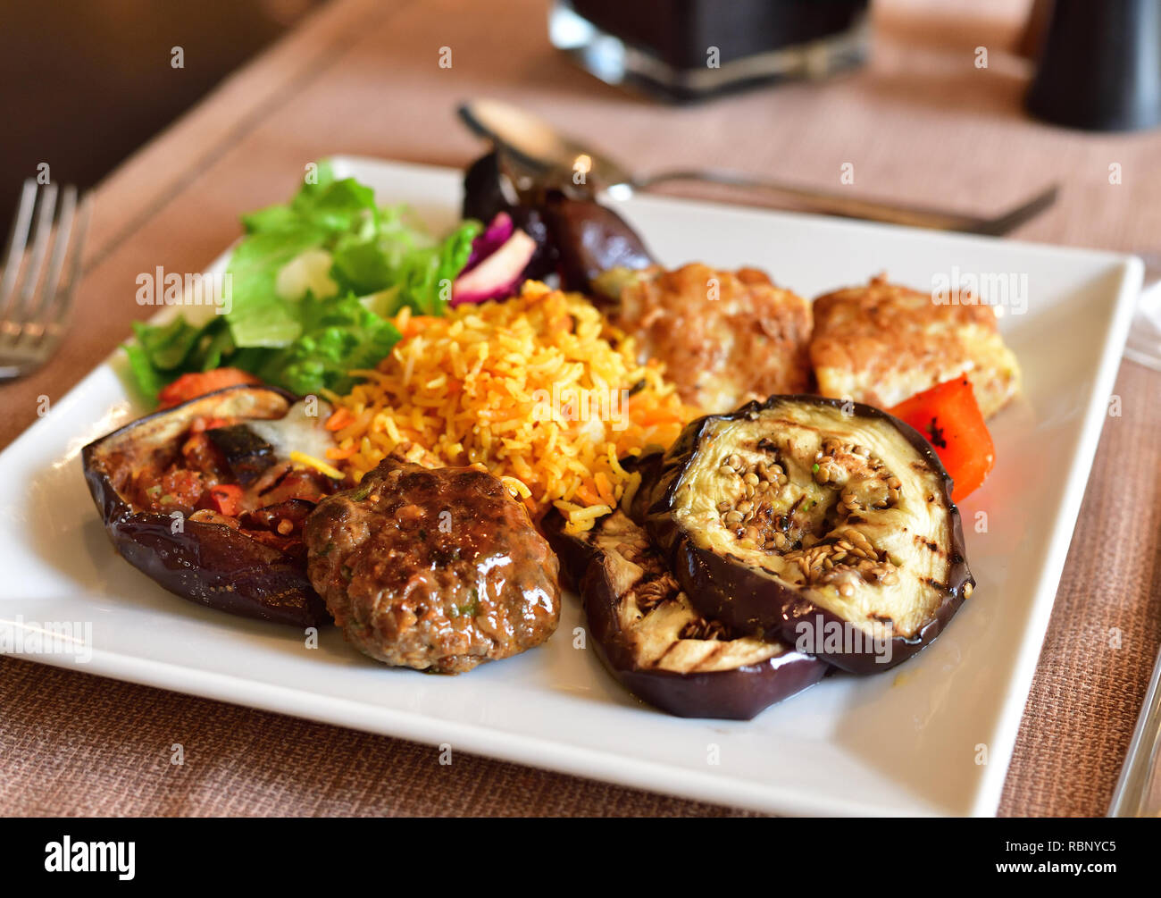 Reis und gegrilltem Gemüse und Fisch auf eine Platte im Cafe Stockfoto