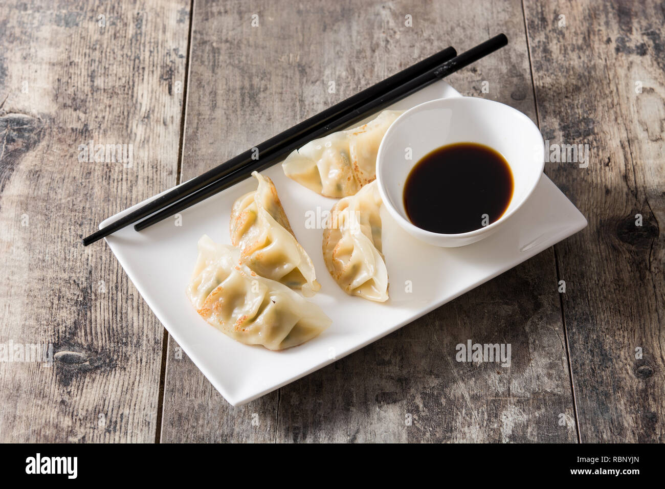Knödel oder Gyoza und Sojasauce Stockfoto