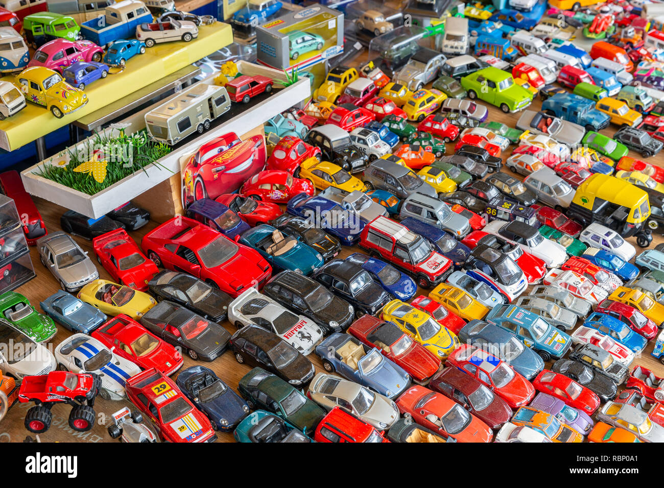 Flohmarkt mit Ständer verkaufen second hand Spielzeug Autos Stockfotografie  - Alamy