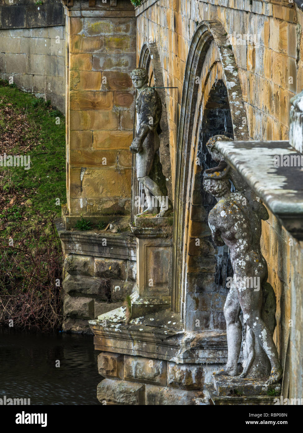 Statuen auf Chatsworth Brücke Stockfoto