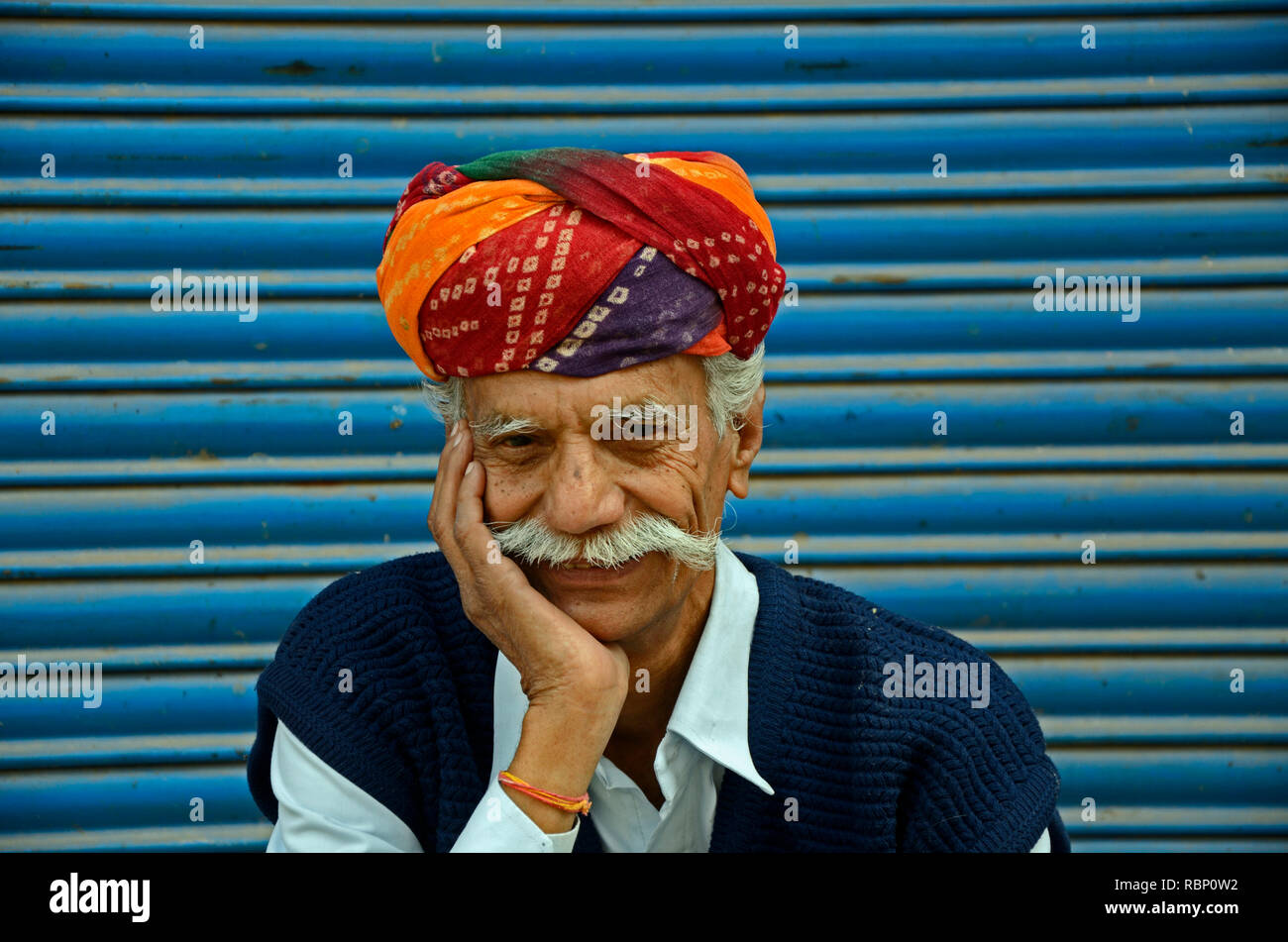 Mann in Turban gegen Blue House, Jodhpur, Rajasthan, Indien, Asien Stockfoto