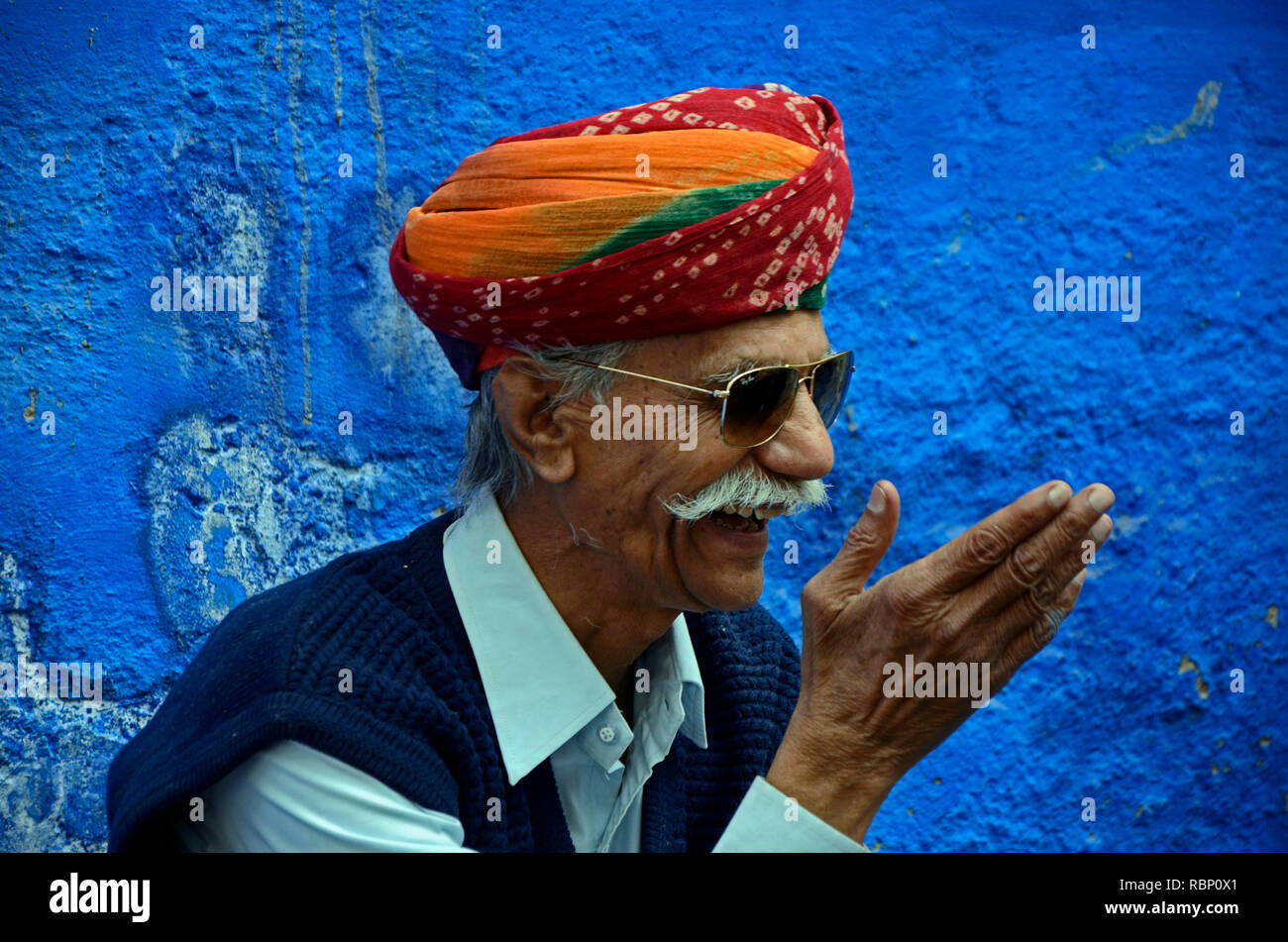 Mann in Turban gegen Blue House, Jodhpur, Rajasthan, Indien, Asien Stockfoto