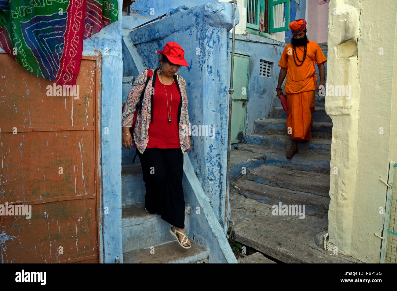 Frau und Priester gehen hinunter, Jodhpur, Rajasthan, Indien, Asien Stockfoto