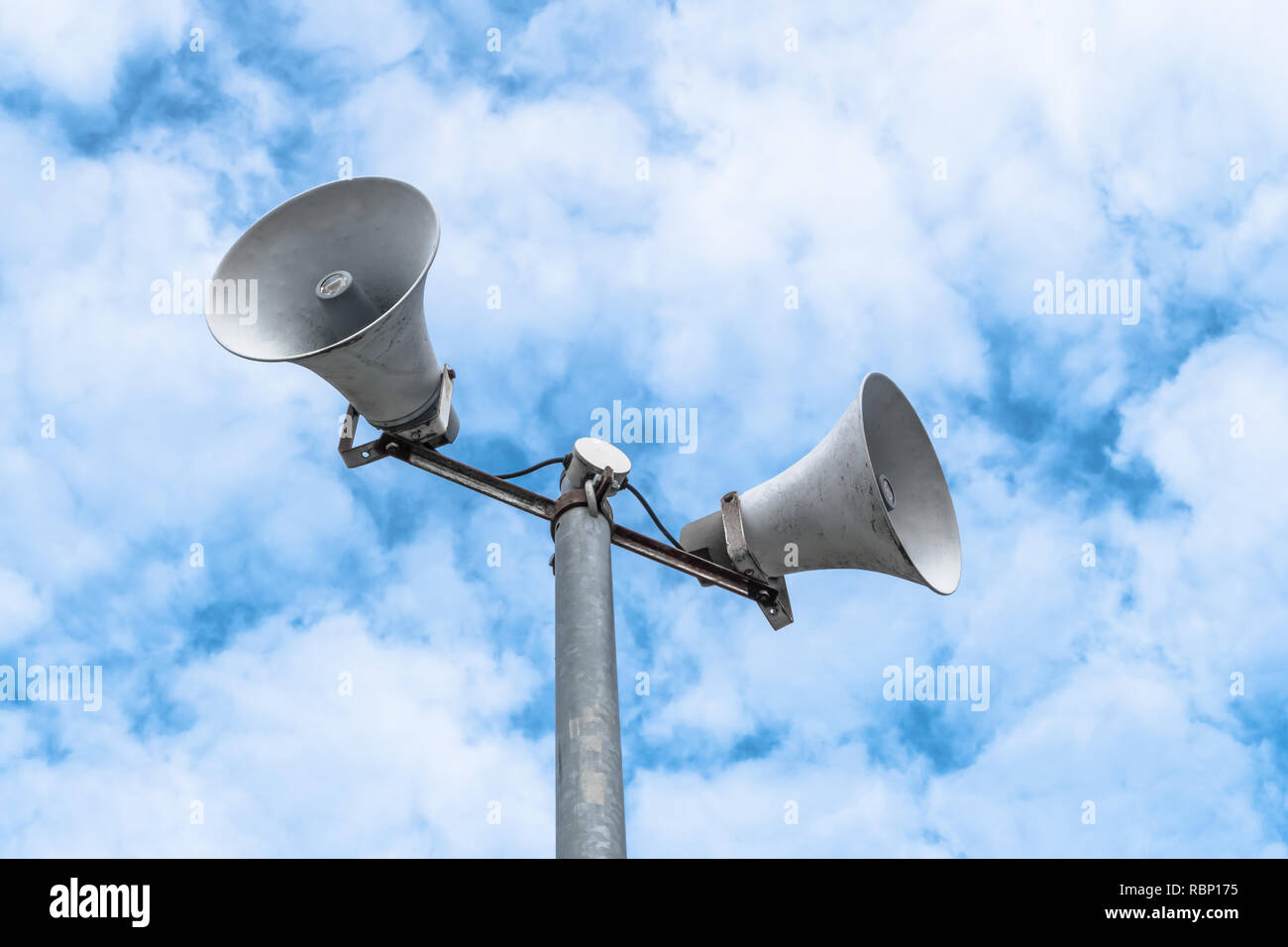 Vintage Lautsprecher gegen bewölkt blauer Himmel. Raum für Ihre kreativen Text. Stockfoto